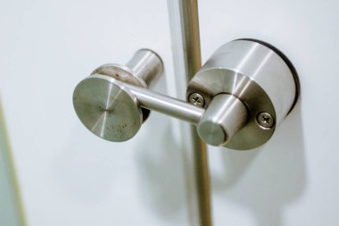 Kunci tuvalet modern ada tepat di dalam pintu