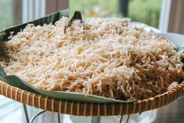 Bambu kabında erişte.