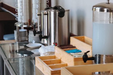 Kahve, çay ve meyve suyu büfesi.