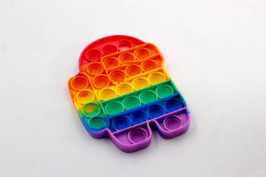 Kırık gökkuşağı beyaz arka planda. Moda oyuncağı anti-stres. Fidget oyuncak