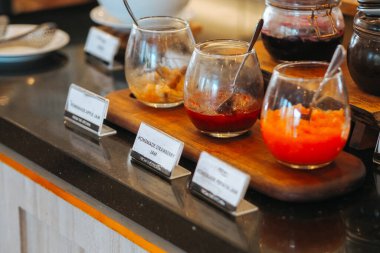 Kavanozlarda çeşitli ev yapımı meyve reçeli, çilek reçeli seçici odak