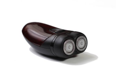 Beyaz arkaplanda elektrikli traş kapağı, makale için iyi