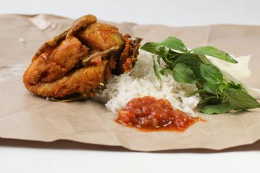 Pecel ayam veya ayam penyet, Endonezya 'dan geleneksel bir Java yemeğidir. Kızarmış tavuk, pilav, salatalık, lahana, fesleğen ve acı sos ile servis edilir.