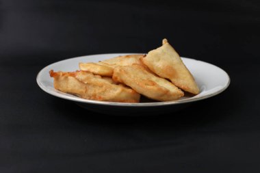 İnce dilimlenmiş ekmek meyvesinden yapılan yiyecek buğday unuyla kaplanmış, sonra kuru ve çıtır çıtır olana kadar kızartılmış.