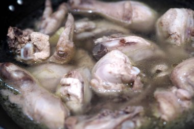 Haşlanmış tavuğu kapat.