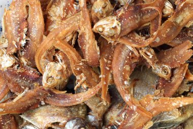 Ikan asin goreng ya da kızarmış tuzlu balık geleneksel Endonezya yemeğidir, kurutulmuş tuzlu balık, madde için iyidir.