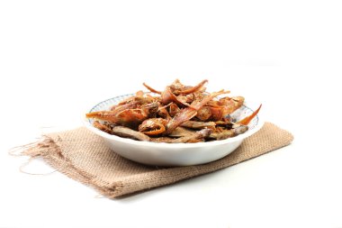 Ikan asin goreng veya kızarmış tuzlu balık, Endonezya 'nın geleneksel bir yiyeceğidir, beyaz arka planda izole edilmiş, kurutulmuş tuzlanmış balık, madde için iyidir.