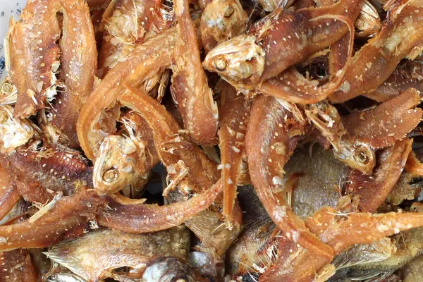 Ikan asin goreng ya da kızarmış tuzlu balık geleneksel Endonezya yemeğidir, kurutulmuş tuzlu balık, madde için iyidir.