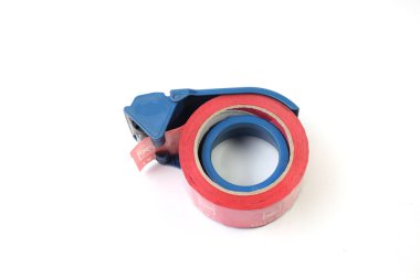 Beyaz bant ve bant ayırıcıyla izole edilmiş mavi bantlı el bilgisayarı.