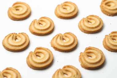 Danimarka tereyağlı kurabiye. Beyaz arka planda izole edilmiş. Ticari kullanım için mükemmel. seçici odak