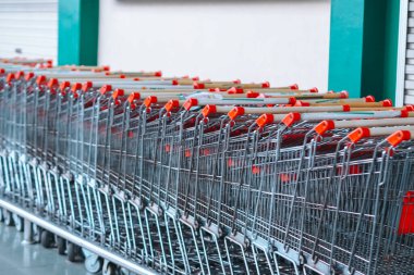 Alışveriş sepetlerini süpermarket girişinde, satır