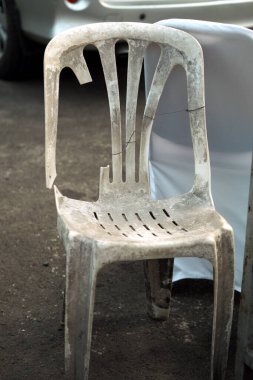 Plastik sandalyeler yıpranmış, kirli, kırık