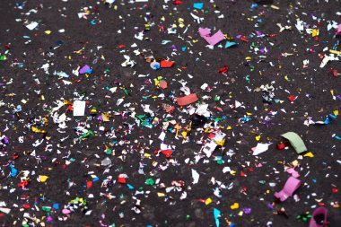 Asfaltta şenlikli konfeti, dans yarışması, geçit töreni