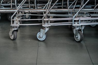 Alışveriş arabalarının tekerlerini kapatın.