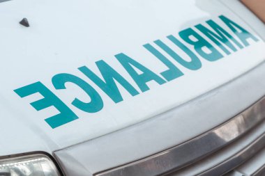 Araba kaputunda ambulans işareti var.