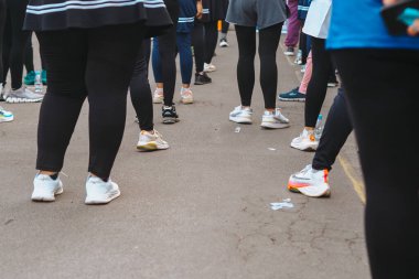 jakarta, Endonezya- Temmuz, 20.2024: Birkaç kişinin ayak egzersizi yaptığı görüldü, kimliği belirlenemedi
