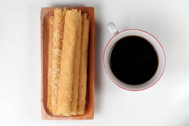 Yumurtalı börek, orijinal aromalı. İnce yuvarlanmış krepler. Tahta tabakta. Beyaz arka planda izole edilmiş, neşeli bir ruh hali. Yemek tarifi, makale, katalog ya da ticari amaçlar için mükemmel. Kopyalama alanı ile.