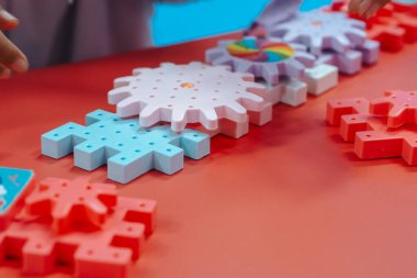Plastikten yapılmış bulmaca blokları, oyunu bağlar