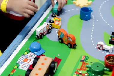 Bir çocuğun ellerinin ahşap bir arabayla oynaması, inşaat oyunu konsepti, yaratıcılığın gelişimi, iyi motor beceriler.,