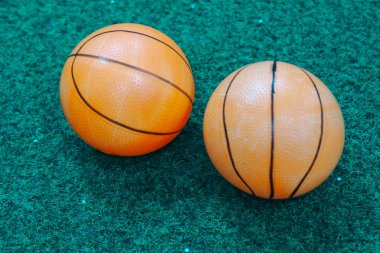 plastik sepet, yapay çimen, minyatür basketbol