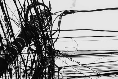 Aşağıdan görülen dağınık elektrik kablolarının silueti