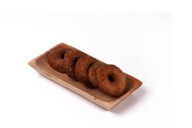 Kue Cincin sık sık Donut Cake veya Ali Agrem olarak adlandırılır. Tahta tabakta pirinç unuyla karıştırılmış esmer şekerden yapılır.