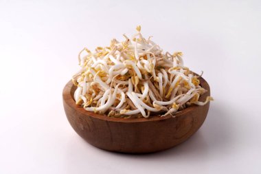 Kecambah Sprouts veya Tauge veya Toge veya Taoge From Mung Beans in Wooden Bowl. Doğu Asya mutfağında yaygın, filizlenen fasulyeden yapılır.