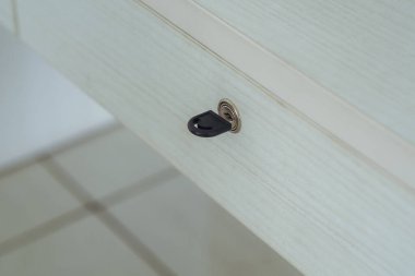 seçici odak ve yüzeysel alan derinliği, masa çekmecesinin kilidine bir anahtar ekle