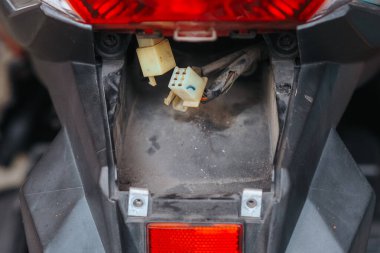 Motosiklet fren prizi tamir ediliyor.