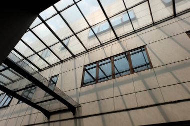 Cam tavan, binanın cam çatısı. Geometrik tavan. Binanın cam çatısı, şeffaf çatı, binanın merkezi.