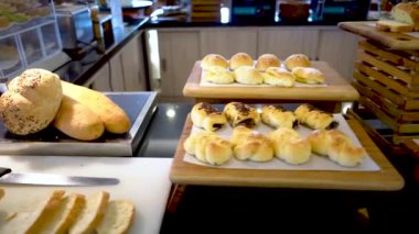 Açık büfedeki çeşitli ekmekler, makale ve reklam için iyidir.