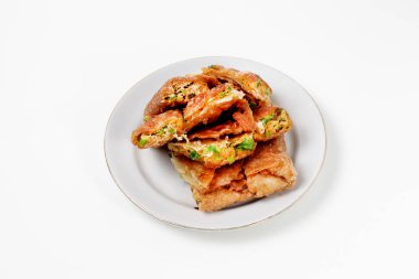 Martabak Telor veya Martabak Telur. Yumurta, et ve baharatla doldurulmuş tuzlu tavada kızartılmış hamur işi. Beyaz bir arkaplanda izole edilmiş, reklam ya da makale için iyi