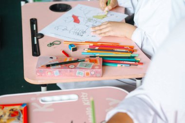 Masadaki boyama okulundaki çocukların ellerini kapat. Bilinmiyor. Makale veya reklam için iyi.