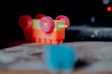 Tuğlalarla ve toz oyuncaklarla oynamak