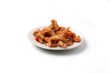 Kızarmış istiridye mantarı ya da Jamur Krispi. Baharatlı un ve yağda kızartılmış istiridye mantarı. beyaz üzerine izole