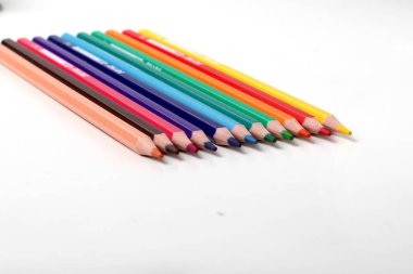 Beyaz arkaplanda izole edilmiş renkli kalemler