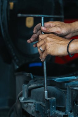 Tamirci motorsikletle ilgileniyor, tamirci de işte.