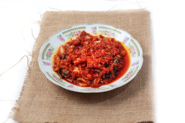 Sauteed Tuzlu Kalamar, Sambal Kalamar veya Baharatlı Kalamar, soğan ve biberli, beyaz arka planda izole edilmiş.