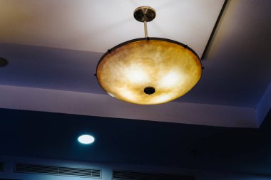 Odadaki tavan lambaları.