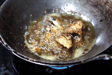 Balık kızartma tavasında kızarır, balık ateşte kızarır.