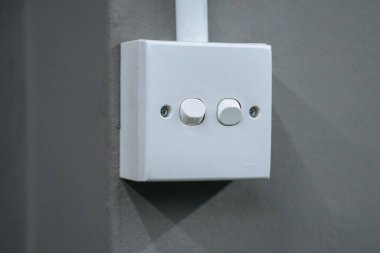 Ön görüntüde fotokopi alanı olan bir ışık düğmesini kapat. Duvar lambası açma kapama konumunda.