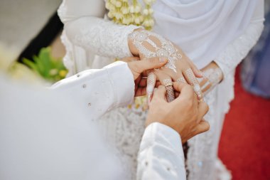 Damadın parmağına yakın çekim. Yüzüğü geline tak. Makale ya da arka plan için iyi.
