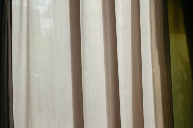 Güneş ışığıyla perdeler, makale için iyi.