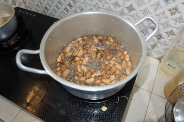 Fıstıklar tavada kaynatılıyor.