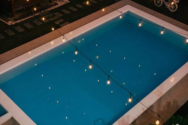 Ночью сверху виден бассейн
