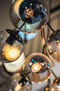 Parlak yuvarlak ampulleri kapatın. Yuvarlak camlı dekoratif lamba