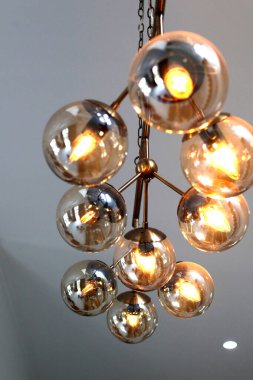 Parlak yuvarlak ampulleri kapatın. Yuvarlak camlı dekoratif lamba