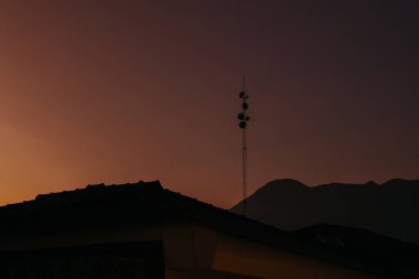 Alacakaranlık manzaralı bir hücre sağlayıcı kulenin silueti.