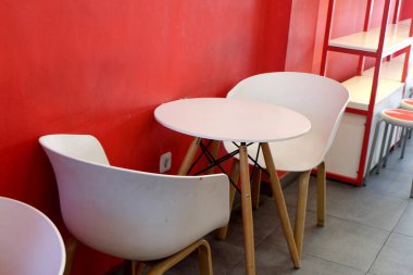 beyaz banklar ve tahta bacaklı masalar