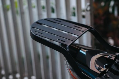 Motosiklet için siyah parantez, makale için iyi